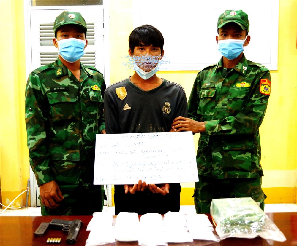 An Giang: Bộ đội Biên phòng bắt giữ nghi phạm mang theo vũ khí, vận chuyển hàng hoá nghi là ma tuý đá